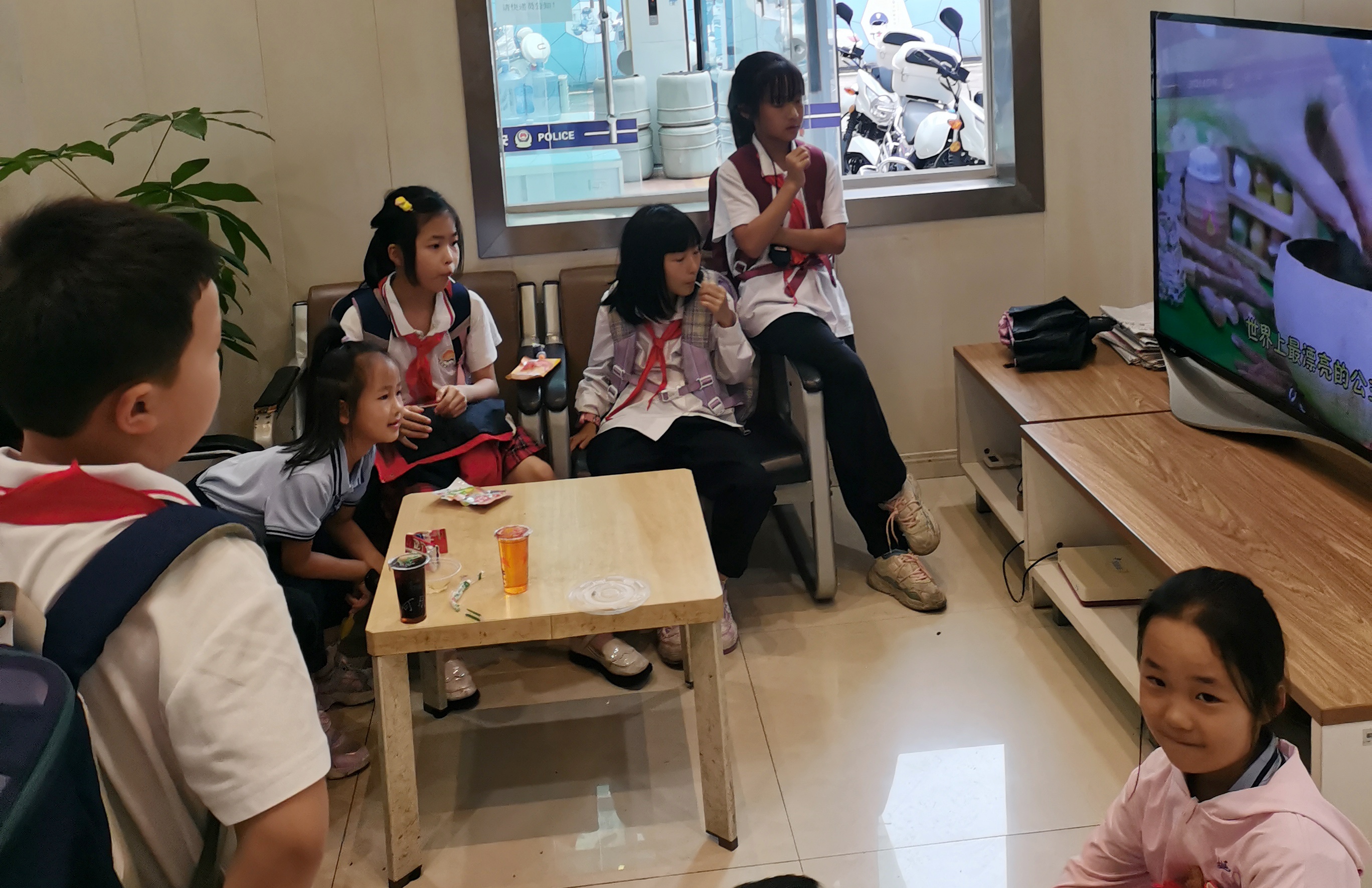 一樓大廳的電視機被孩子們“包圓”