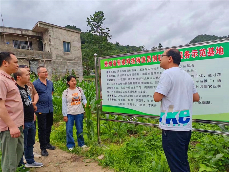 (1)科技特派員團團長朱熠鵬介紹腰巖村省級科技特派員創業創新服務示范基地情況。