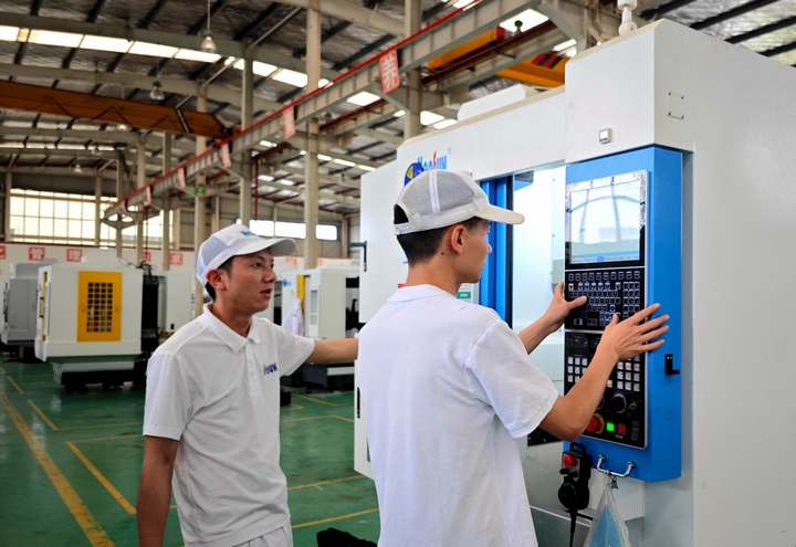 工人正在調試設備。吳小星攝