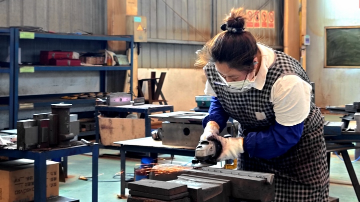 工人正在作業。吳小星攝