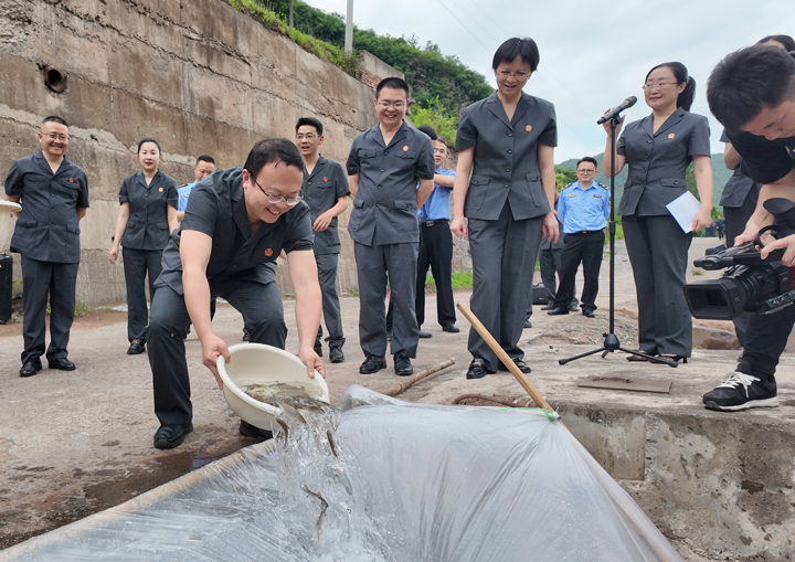 開展增殖放流活動。