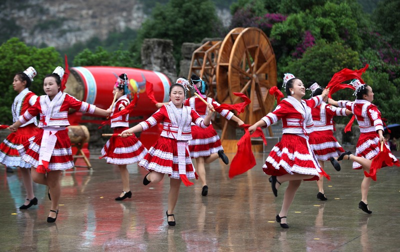 6月7日，貴州省畢節市黔西市新仁苗族鄉化屋村，村民們表演苗族舞蹈。