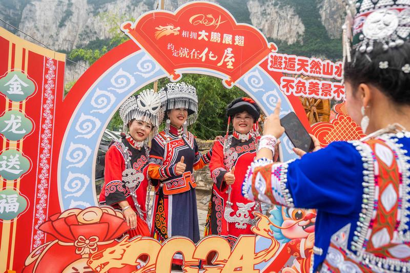 6月7日，在貴州省畢節市黔西新仁苗族鄉化屋村，村民正在合影留戀。