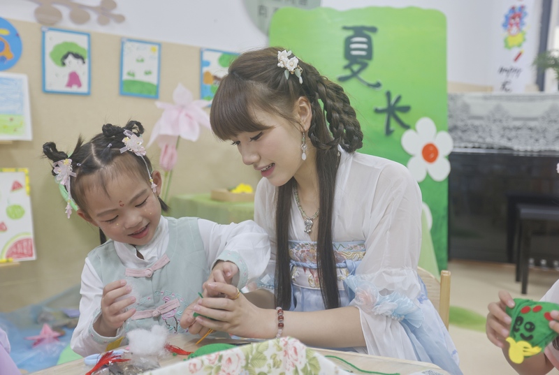 6月7日，在貴州省黔東南苗族侗族自治州施秉縣第四幼兒園，老師在教小朋友做香囊。磨桂賓攝