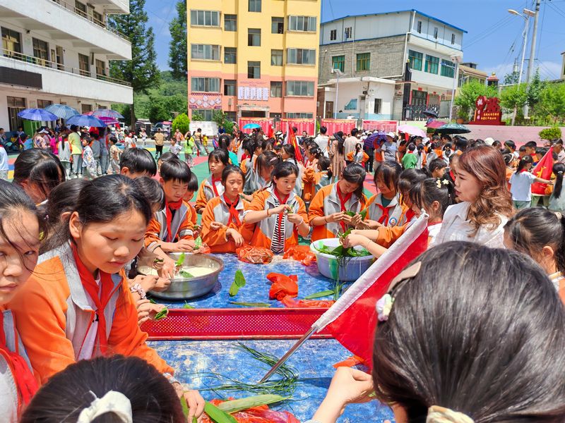 6月7日，赫章縣古達鄉千名師生迎端午包粽子現場。閔云瀟  攝.jpg