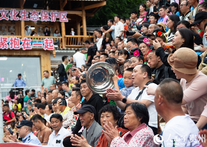 3、觀眾在看臺上為場上選手吶喊助威。人民網記者 高華攝