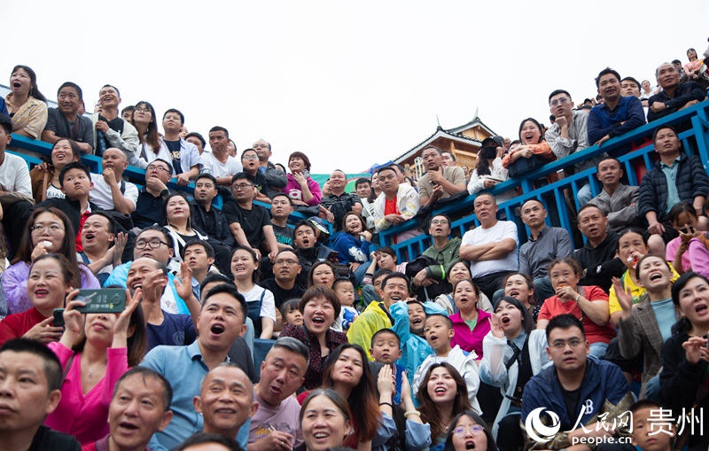 5、觀眾在看臺上為場上選手吶喊助威。人民網記者 高華攝