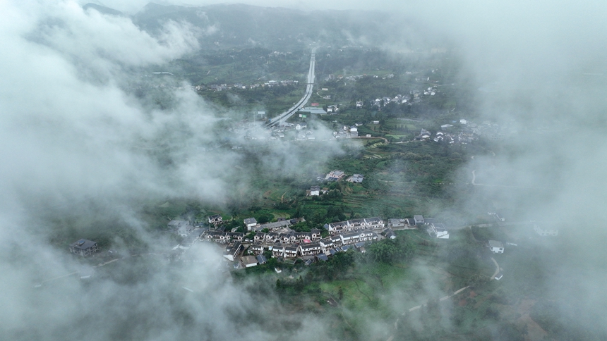 2024年6月9日，貴州省畢節赫章縣平山鎮中寨社區云霧繚繞，美如畫卷。