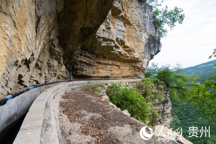 在懸崖絕壁間穿行的高流天渠。人民網記者 涂敏攝