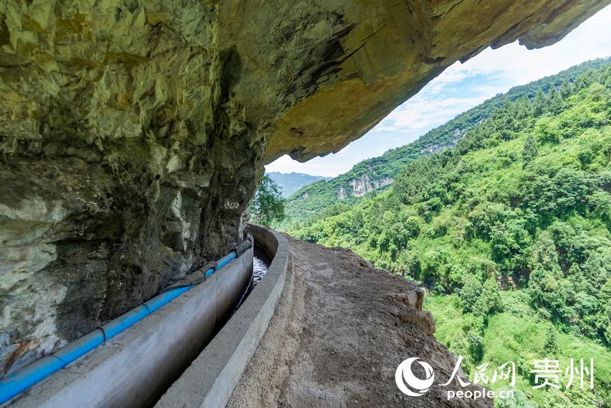 在懸崖絕壁間穿行的高流天渠。人民網記者 涂敏攝