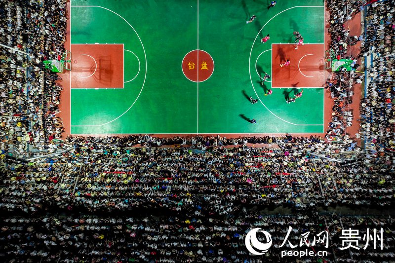航拍臺江縣“村BA”現場。人民網 涂敏攝