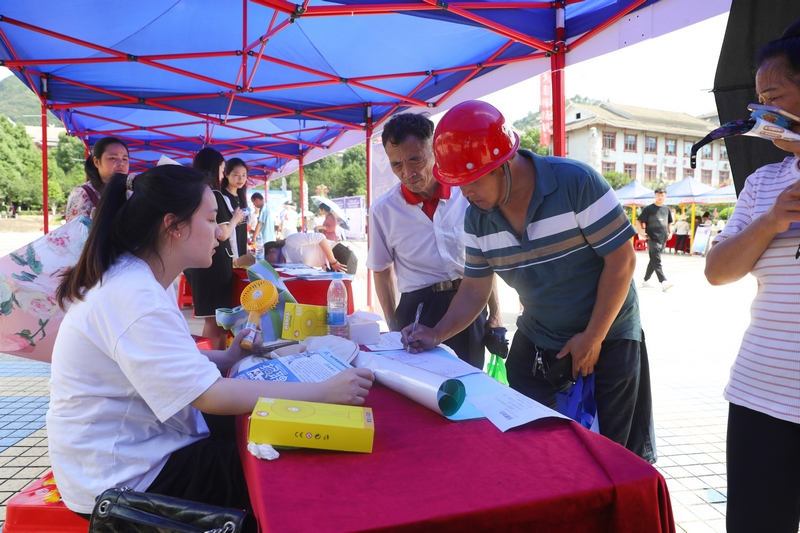 求職者在看招聘信息。