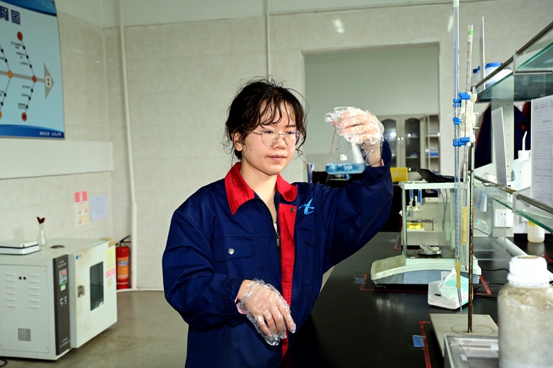 _檢測員正對剛下線的電解液進行最后的檢測。姚寧攝