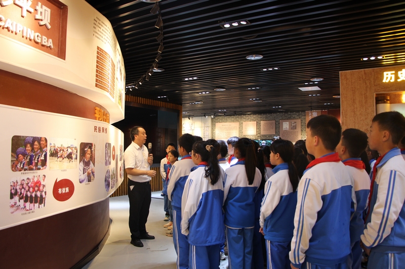 學生團體參觀愛國主義教育基地。