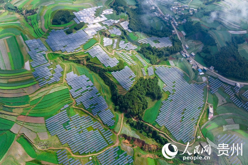 航拍貴州省威寧縣仙水窩農業光伏電站。人民網記者 涂敏攝