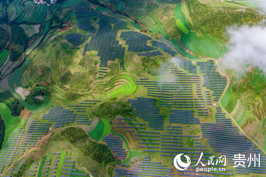 航拍貴州省威寧縣仙水窩農業光伏電站。人民網記者 涂敏攝