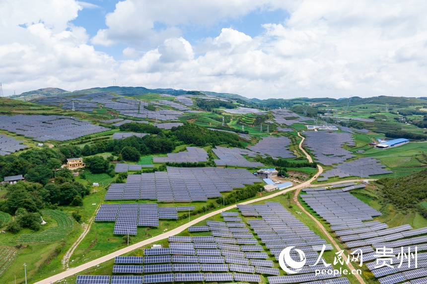 航拍貴州省威寧縣仙水窩農業光伏電站。人民網記者 涂敏攝