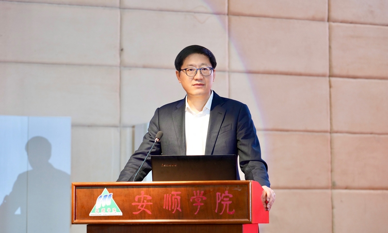 貴州省委教育工委副書記、貴州省教育廳黨組書記、廳長鄒聯克出席活動并講話。