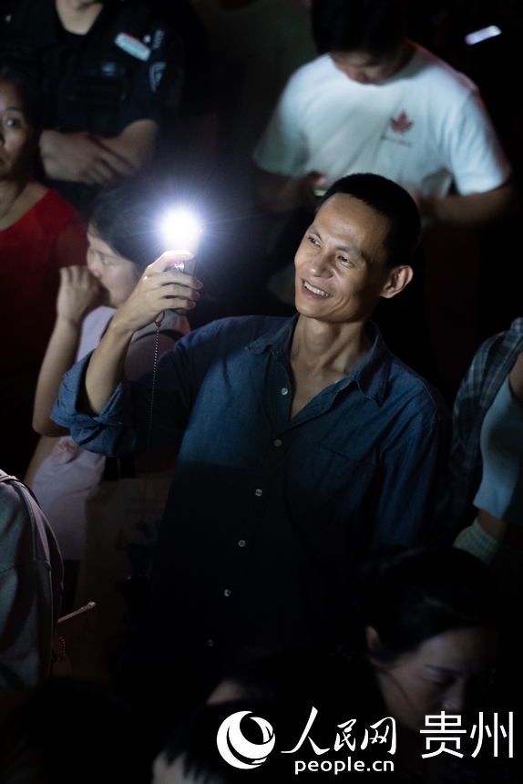 市民舉起手機記錄下音樂會的瞬間。人民網記者 涂敏攝