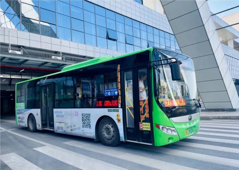 仁懷1路公交準時從客運總站發車。