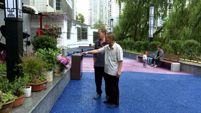 健康步道干凈整潔、綠色植被錯落有致 修文縣融媒體中心李宇 攝