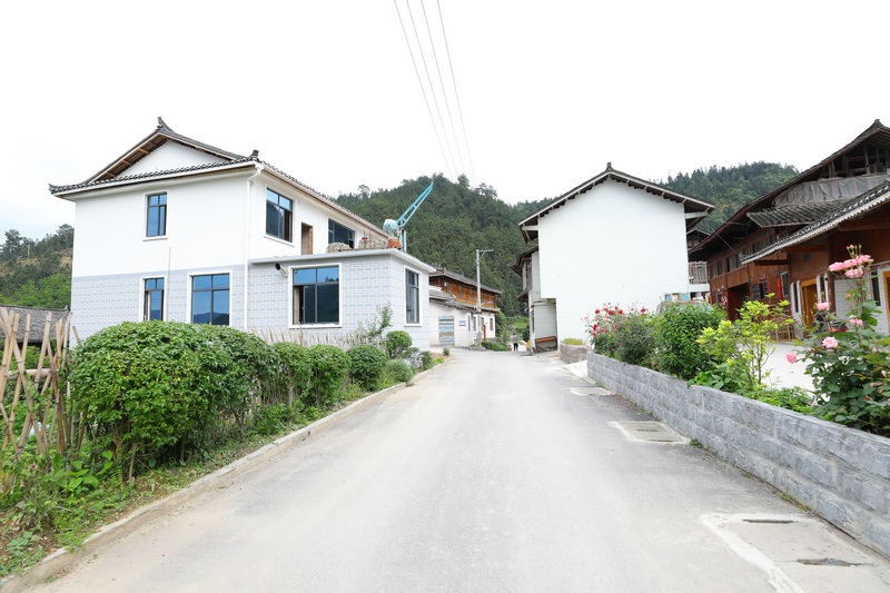 劍河縣加禾村干凈整潔的鄉村公路。