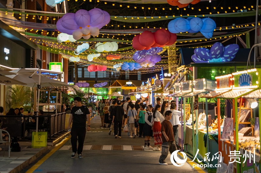 6月21日，華燈初上，貴陽新印廠霓虹閃爍，映照城市夜生活。人民網 陽茜攝