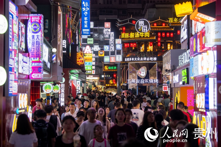 6月21日，貴陽，青云市集內游人如織。人民網記者 翁奇羽攝 