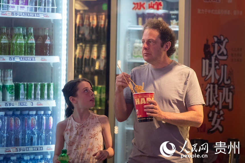 6月21日，在青云市集內，游客邊逛邊吃。人民網記者 翁奇羽攝