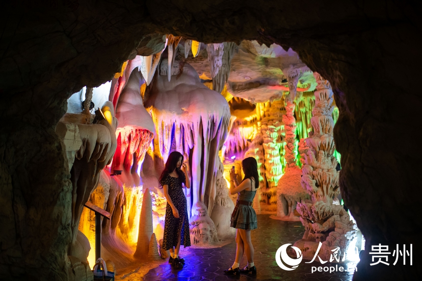 6月21日，在貴州省地質博物館，游客正在打卡拍照。人民網記者 翁奇羽攝