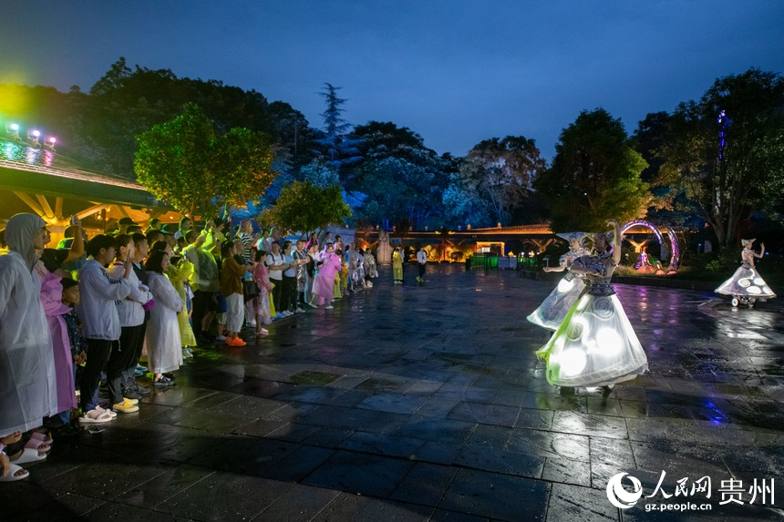 6月23日，游客夜游黃果樹瀑布，觀賞大型燈光秀，感受與日間游玩不一樣的旅游體驗。人民網記者 翁奇羽攝