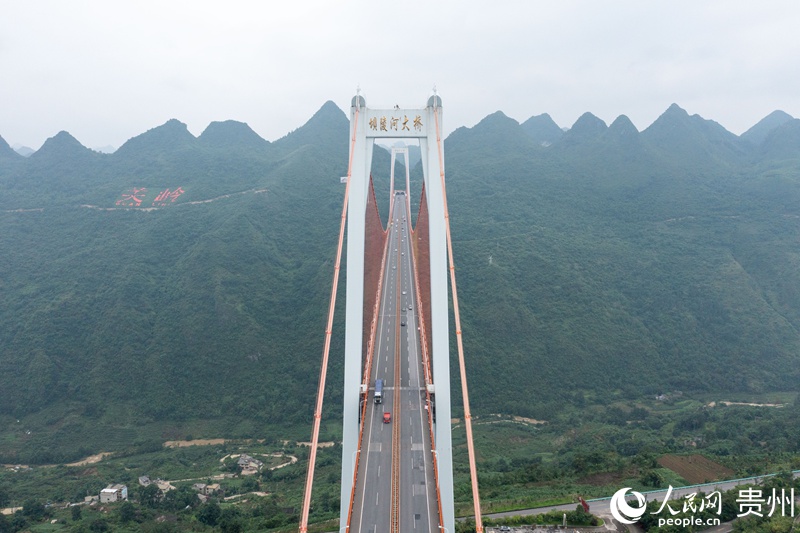壩陵河大橋飛跨峽谷，雄奇壯美。人民網記者 翁奇羽攝