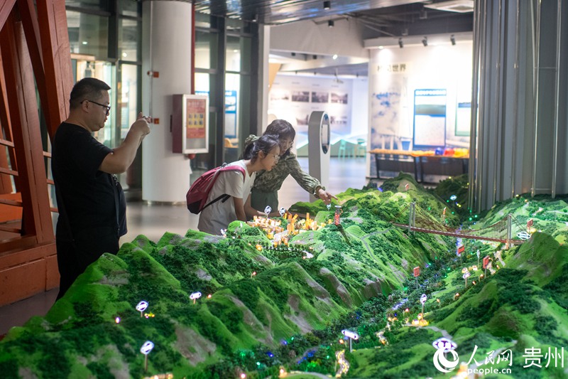 在貴州省壩陵河橋梁博物館，一位家長正在給孩子介紹大橋所處的地理位置。人民網記者 翁奇羽攝
