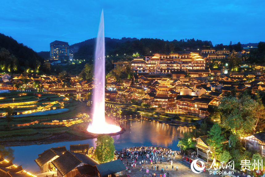 6月24日，烏江寨景區燈光璀璨，夜景迷人。人民網記者 翁奇羽攝