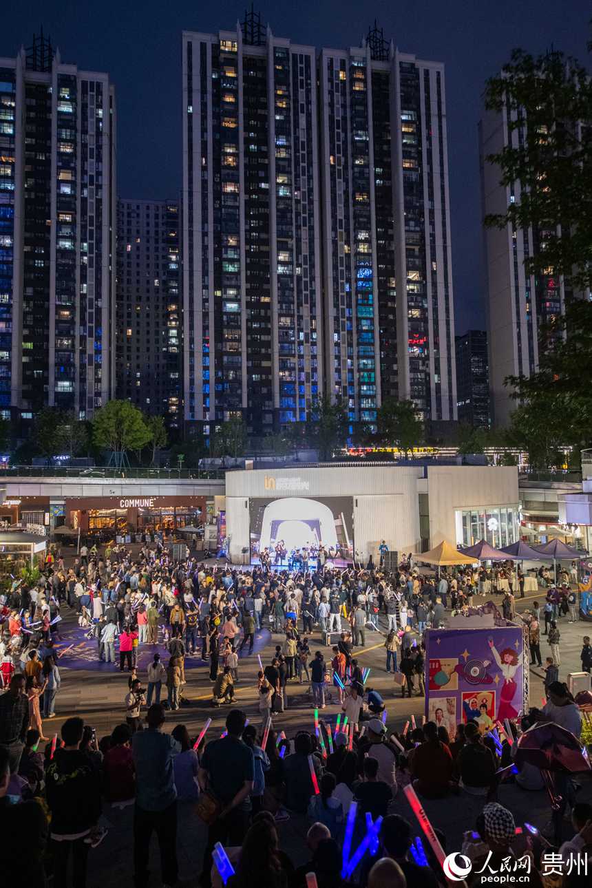 6月26日晚，貴陽市觀山湖路邊音樂會吸引不少市民游客駐足欣賞，感受音樂魅力。人民網記者 翁奇羽攝