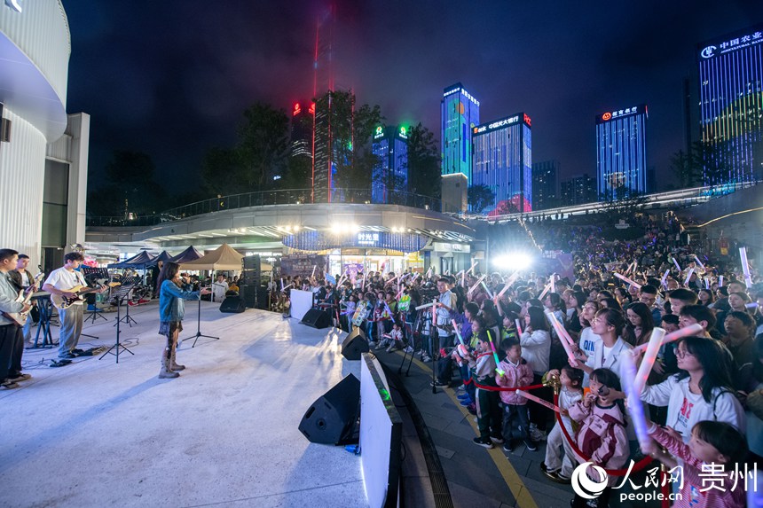 6月26日晚，貴陽市觀山湖路邊音樂會現場氣氛熱烈，觀眾陶醉音樂之中。 人民網記者 翁奇羽攝