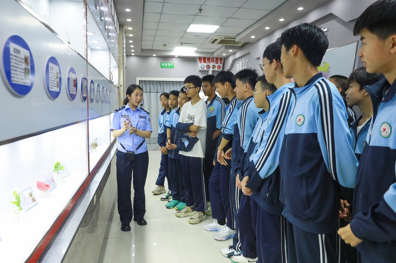 講解員通過仿真模型教學生們分辨毒品。劉夢攝