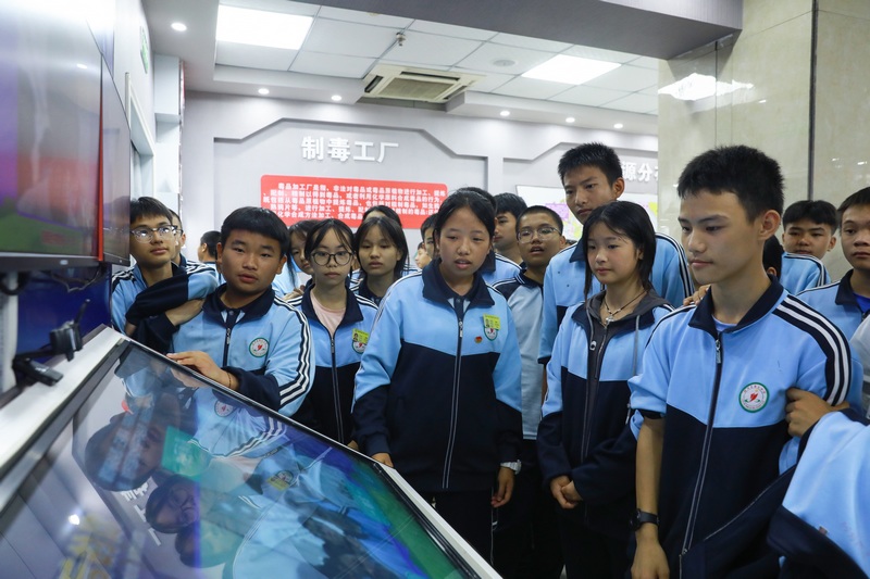 學生在禁毒教育基地參觀學習。劉夢攝