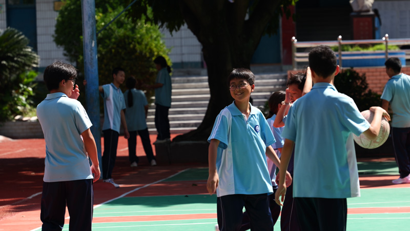 學生在水壩塘鎮復興中學操場打球。金梟梟攝