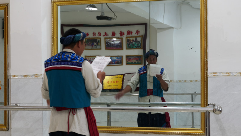 魏旭在桐梓水壩塘鎮文化站練習歌曲。金梟梟攝