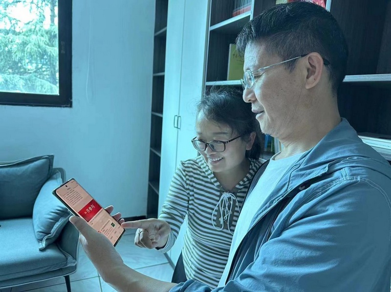 煙草職工參加第二屆全國煙草管理法律法規知識競賽。