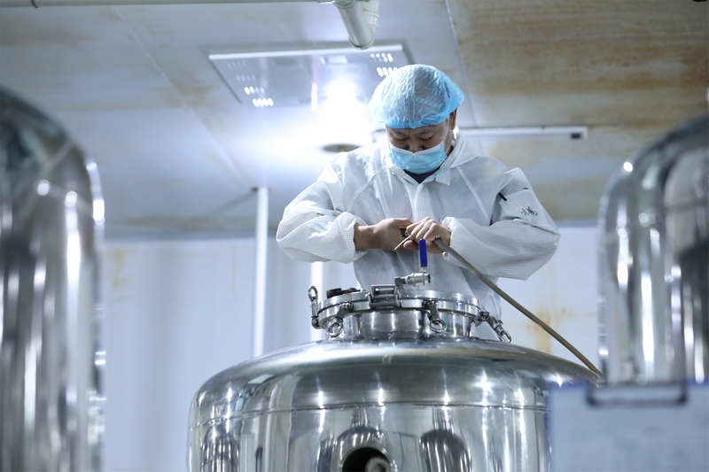 技術員在檢修菌種培育設備。