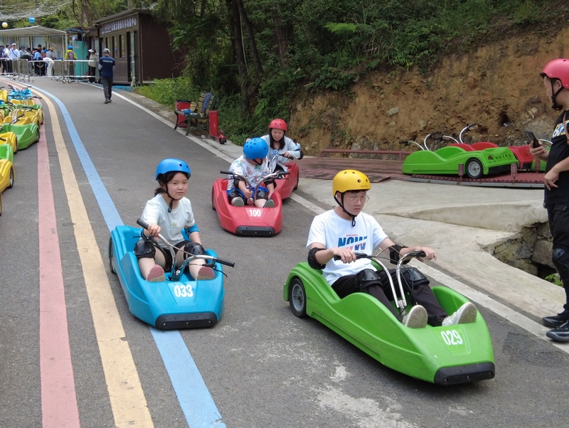 3 游客在龍里油畫大草原景區體驗.jpeg