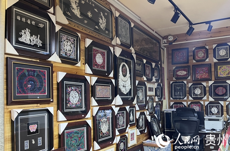 苗繡工坊內掛滿了精美的繡片成品。人民網 陳潔泉攝