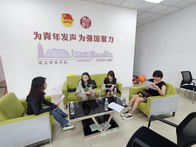 工作人員在高校開展志愿者現場面試。2024（貴州?仁懷）布魯塞爾國際烈性酒大獎賽工作專班供圖