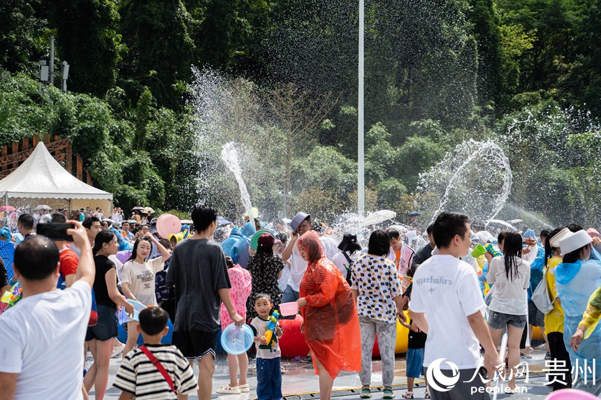 潑水狂歡，清涼一“夏”。人民網 陽茜攝