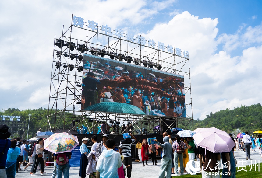 水龍巡游，潑水納福。人民網 陽茜攝