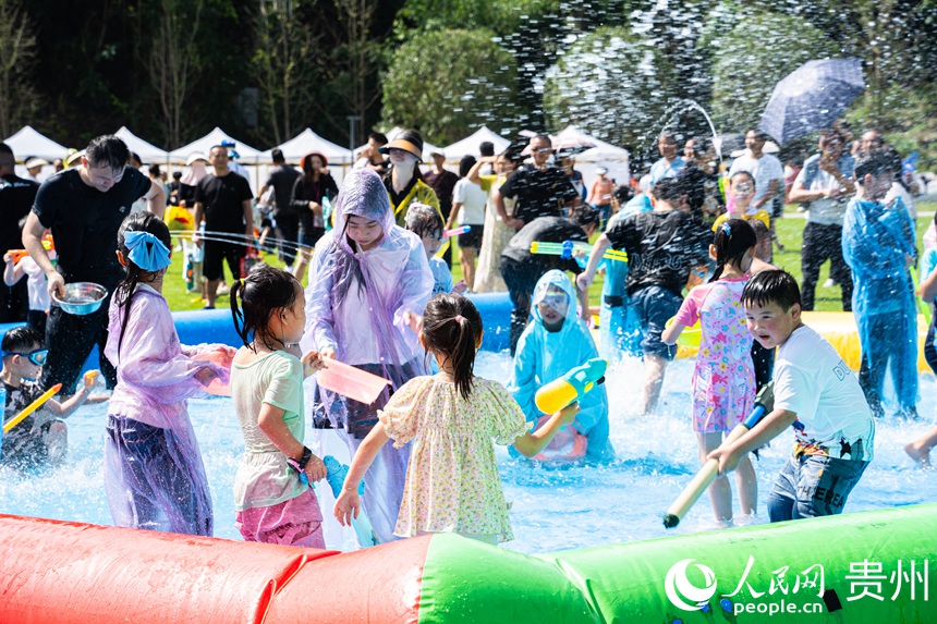 潑水狂歡，清涼一“夏”。人民網 陽茜攝