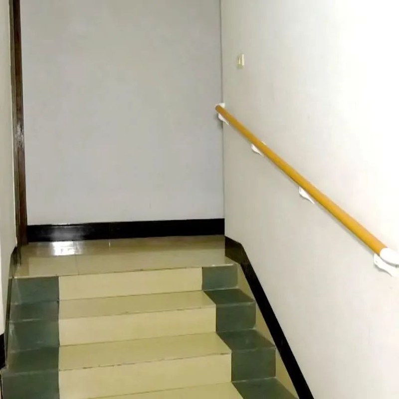 在樓梯間安裝扶手。貴州省民政廳供圖