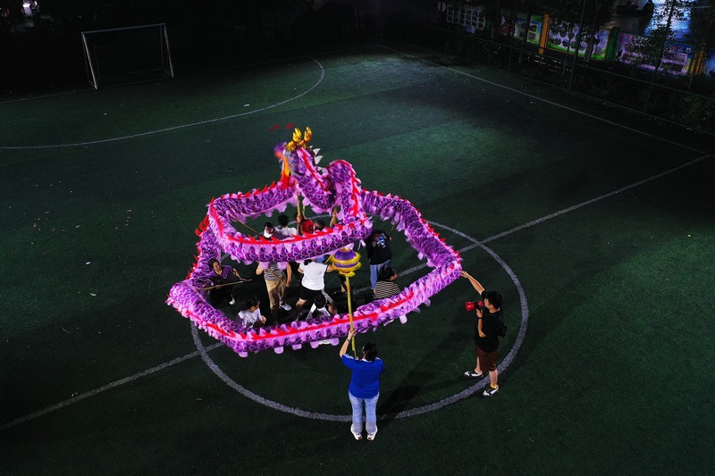 參加“六月六”仰阿莎文化節的舞龍隊員正在加緊排練。楊家孟攝